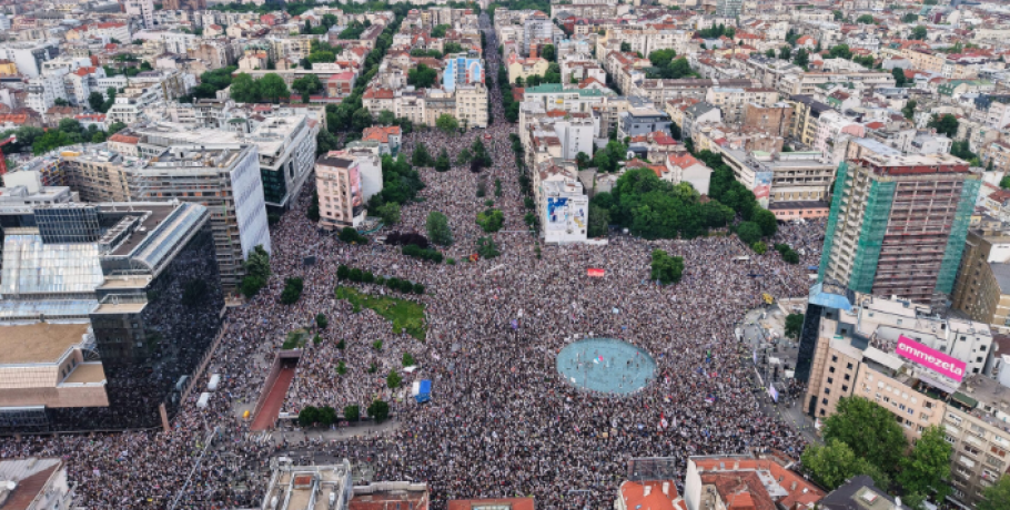 Μαζική αντικυβερνητική συγκέντρωση στο Βελιγράδι – Ζητούν «κράτος δικαίου και όχι της μαφίας»