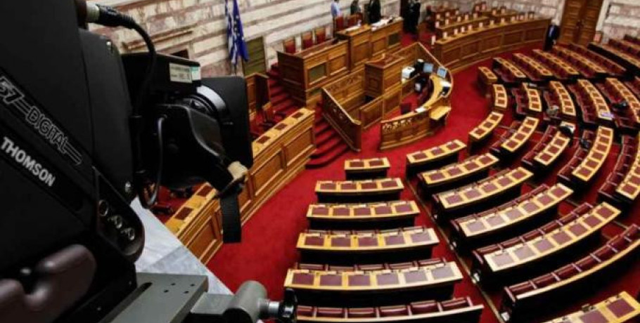 «Σφάχτηκαν» στην Ολομέλεια Κωνσταντοπούλου-Κομνηνάκα: «Είσαι τόσο ξεφτιλισμένη;», «Οι φασίστες μιλάνε έτσι»