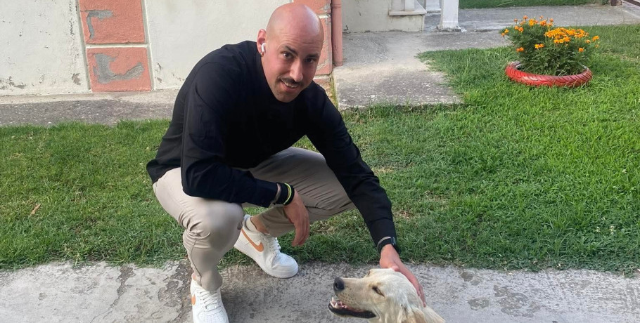 Τον καλούν από σχολεία και γειτονικούς δήμους, αλλά δεν πηγαίνει για να μη... «στεναχωρήσει» τους συναδέλφους του – Ο Θοδωρής Σαμαράς και το παράδειγμα της Αλμωπίας στα αδέσποτα