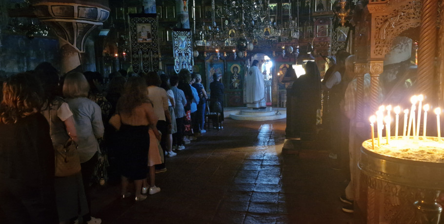 Πλήθος πιστών στην Ιερά Μονή Αρχαγγέλου Μιχαήλ Αλμωπίας για την Κυριακή των Αγίων Πάντων