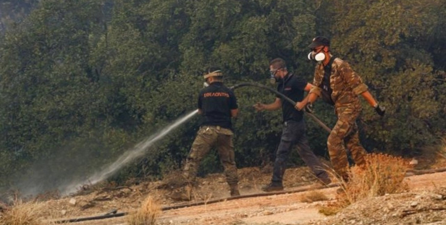 Φωτιά στην Καλή: Επιχειρούν και εναέρια μεσα