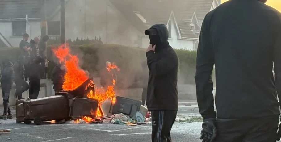 Χάος στη Βόρεια Ιρλανδία: Βόμβες μολότοφ και κανόνια νερού στους δρόμους του Μπέλφαστ