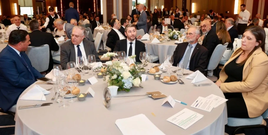 Η πιο αμήχανη στιγμή: Έβαλαν Γεωργιάδη, Ανδρουλάκη και Κωνσταντοπούλου στο ίδιο τραπέζι, δεν αντάλλαξαν κουβέντα