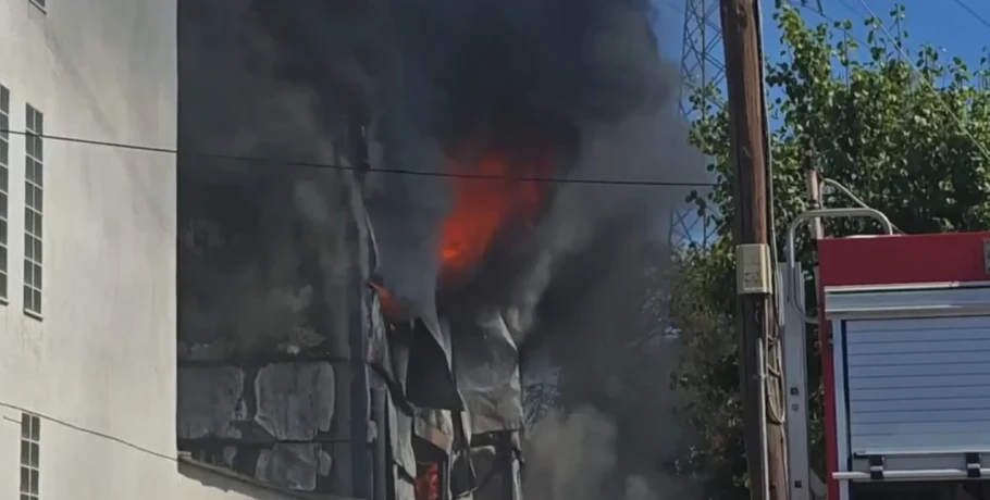 Φωτιά σε κατάστημα με ανταλλακτικά αυτοκινήτων στο Μενίδι
