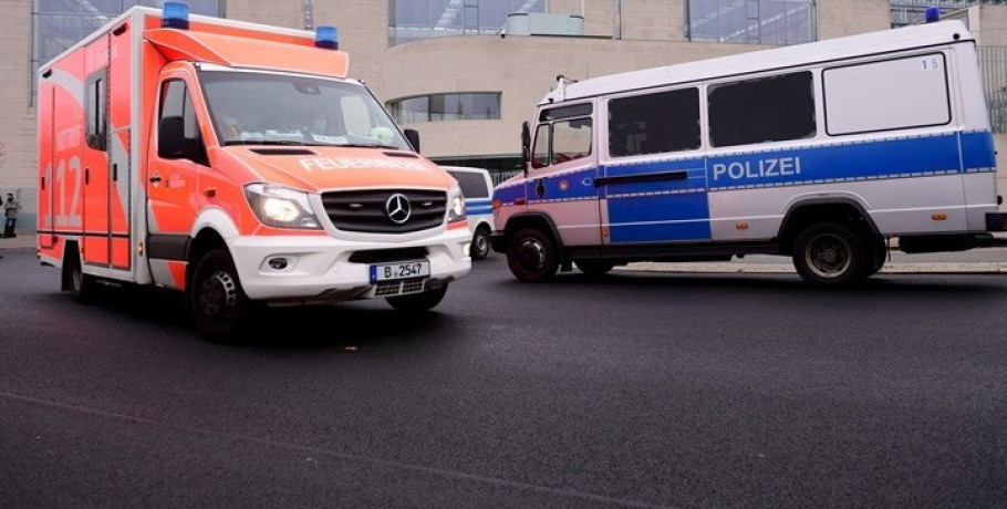 Εμπορευματικός σιδηροδρομικός συρμός έπεσε από γέφυρα στη Γερμανία - Ένας σοβαρά τραυματίας