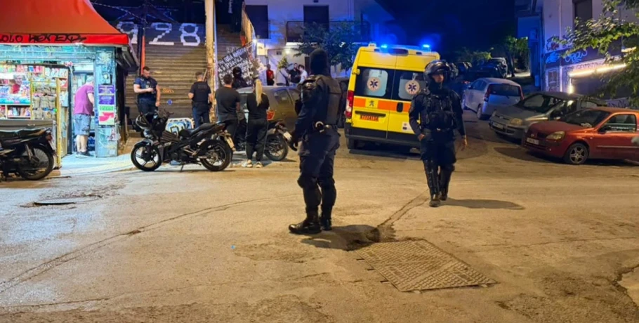 Θρίλερ στα Εξάρχεια: Νεκρός άνδρας από πυροβολισμούς στη μέση του δρόμου