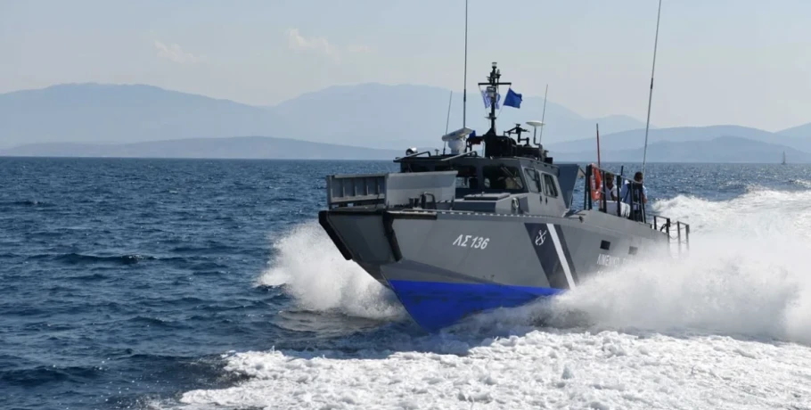Ακυβέρνητο τουριστικό καταμαράν με 12 αλλοδαπούς επιβάτες βόρεια της Δήλου, μεγάλη επιχείρηση του Λιμενικού