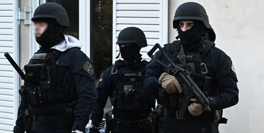 Στο μικροσκόπιο του ελληνικού FBI η οικογένεια Ρομά με το ελικοδρόμιο και τις ψεύτικες χρυσές λίρες – Σε εξέλιξη επιχείρηση στη Λάρισα