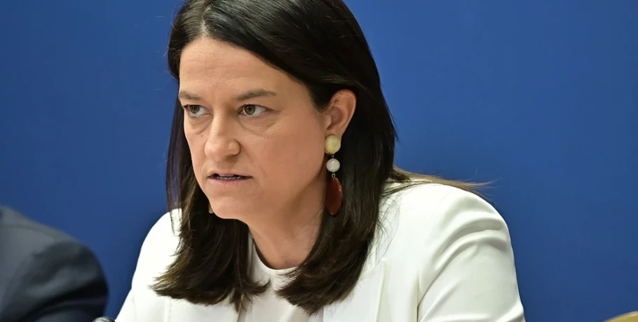 Η Κεραμέως παρουσίασε τους άξονες του νέου νομοσχεδίου για την επαγγελματική ασφάλιση – Τι περιλαμβάνει