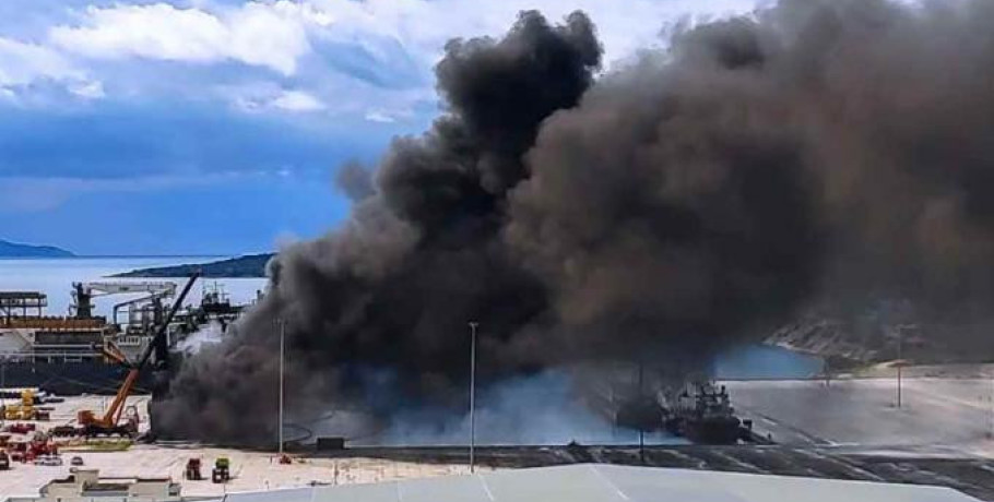 Παξοί: Υπό έλεγχο η φωτιά στα σκάφη - Έπεσε στη θάλασσα ο καπετάνιος αφού απομάκρυνε τους επιβάτες