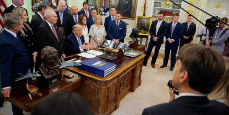 Tραμπ: Με μυστική αποστολή του στρατού βγάλαμε 100 εκατ. βαρέλια πετρελαίου μέσα από το Ορμούζ