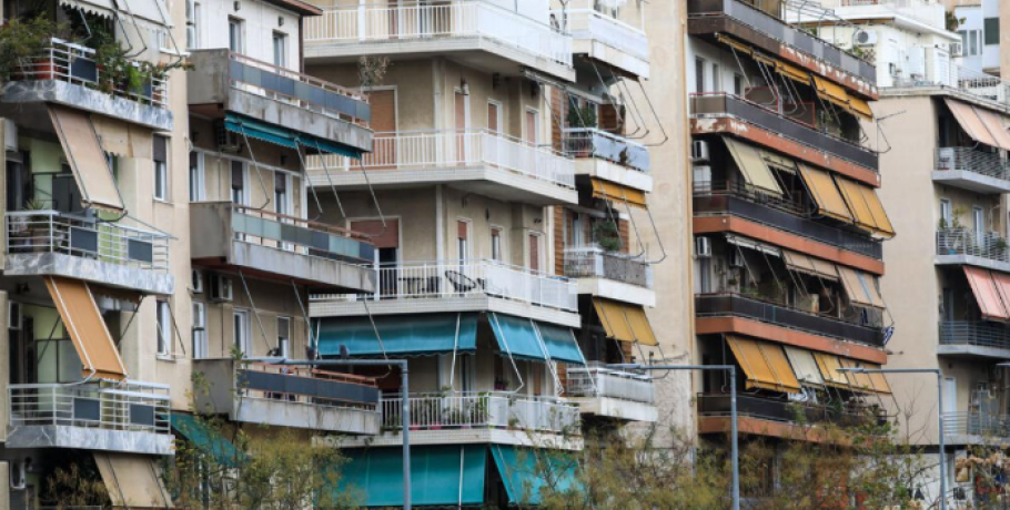 Σε ποια ηλικία παίρνουν το πρώτο τους σπίτι οι Ευρωπαίοι: Στον πάτο της λίστας οι Έλληνες – Αγοράζουν μετά τα 35