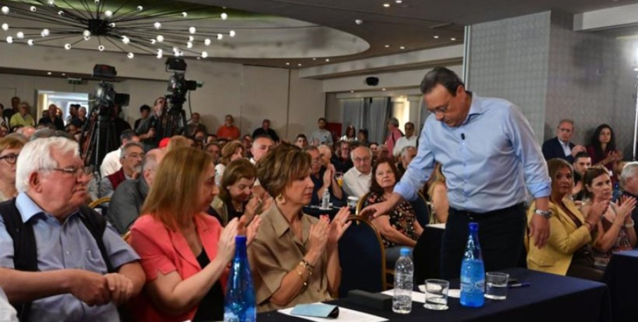 ΣΥΡΙΖΑ: Εγκρίθηκε η πρόταση του Φάμελλου για ... "δίπλα" στον Τσίπρα