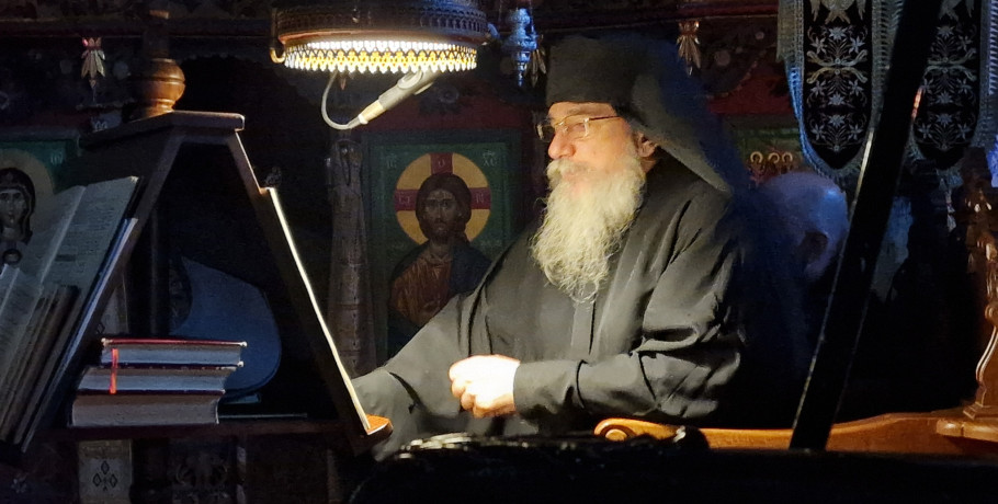 «Δεν μπορούμε να υπηρετούμε δύο κυρίους» – Το μήνυμα του Γέροντα Ιλαρίωνα από την Ιερά Μονή Αρχαγγέλου Μιχαήλ Αλμωπίας