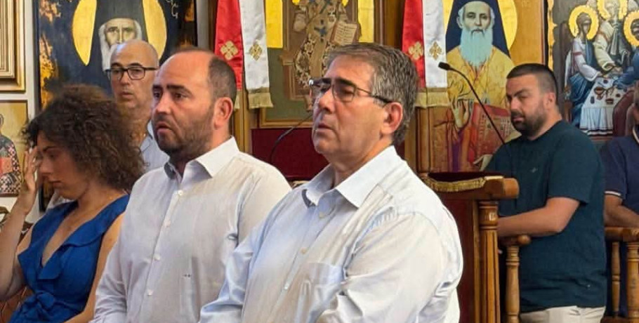 Στη Θεία Λειτουργία για τη Σύναξη των 12 Αγίων Αποστόλων ο Λάκης Βασιλειάδης μαζί με τον Ιορδάνη Τζαμτζή