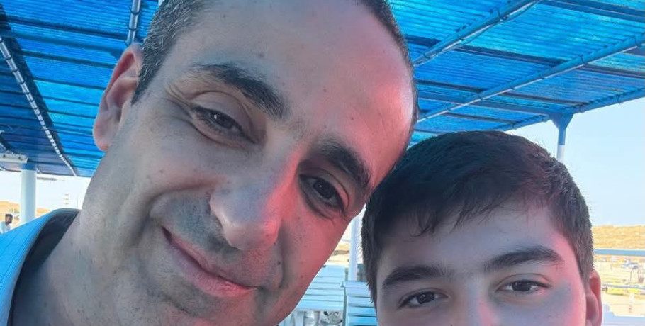 Στιγμές πατέρα και γιου: Ο Γρηγόρης Δημητριάδης ταξιδεύει στην Τζιά με τον γιο του και… λίγο Αρκά