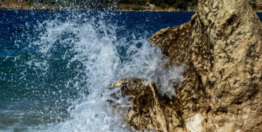 Καιρός: Ενισχύονται οι βοριάδες, επιμένουν οι τοπικές μπόρες – Πού θα δούμε 35άρια