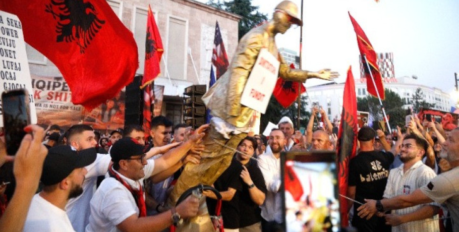 "Η Αλβανία δεν πωλείται" - Νέα, μαζική κινητοποίηση στα Τίρανα κατά του σχεδίου ανέγερσης τουριστικού συγκροτήματος