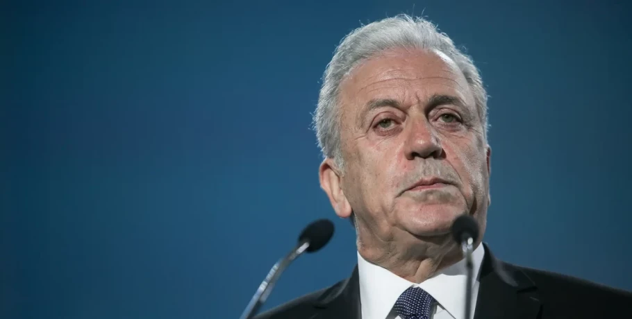 «Qatargate»: Γιατί το ένταλμα κατά του Δημήτρη Αβραμόπουλου εκδόθηκε τέσσερα χρόνια μετά