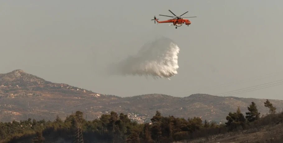 Φωτιά στη Λούτσα Εύβοιας -Επιχειρούν 5 εναέρια μέσα