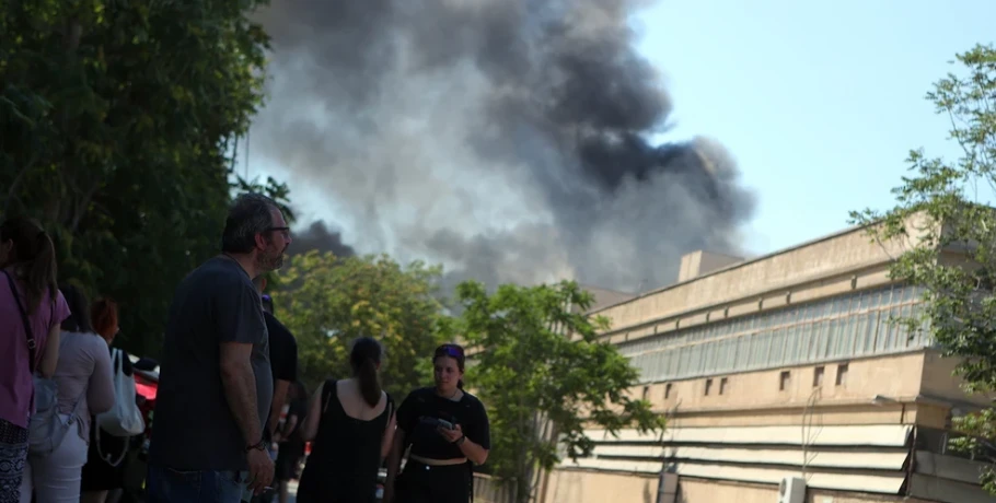 Μαίνεται η φωτιά στο εργοστάσιο πλαστικών στο Αιγάλεω – Καίγονται εύφλεκα υλικά
