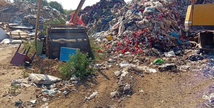 Θεσσαλονίκη: Περιβαλλοντική ρύπανση από βουνά αποβλήτων σε εταιρεία ανακύκλωσης που λειτουργούσε χωρίς άδειες