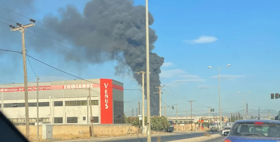 Έντεκα τραυματίες από τη φωτιά στον Ασπρόπυργο, οι 3 διασωληνωμένοι - Παραμένουν ισχυρές δυνάμεις της Πυροσβεστικής στο σημείο