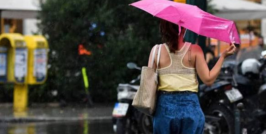 Καιρός: Καταιγίδες και πτώση της θερμοκρασίας – Πού θα χρειαστούν ομπρέλες