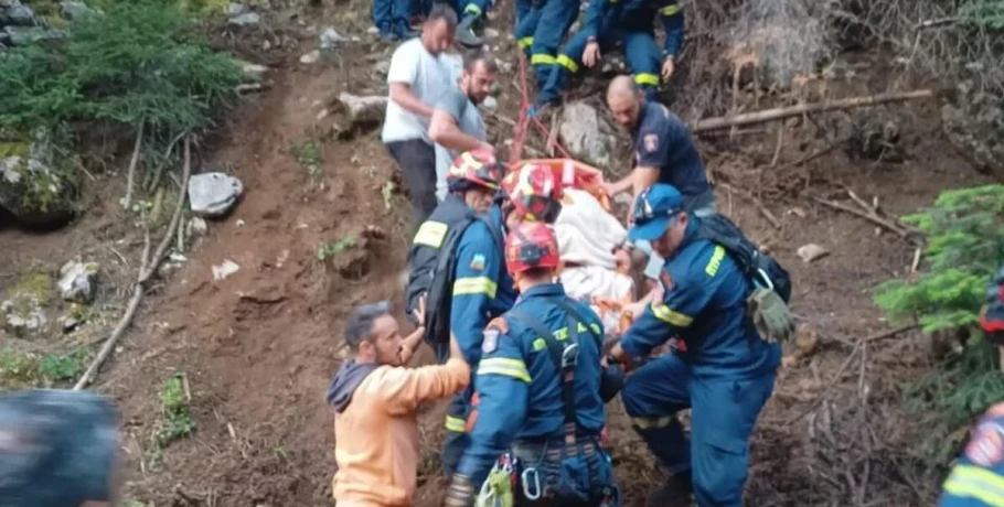 Καλάβρυτα: Ολονύχτια επιχείρηση διάσωσης 62χρονου τραυματία που έπεσε σε γκρεμό