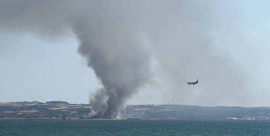 Φωτιά τώρα στη Θεσσαλονίκη: Σηκώθηκαν 3 εναέρια, μήνυμα του 112 για τους καπνούς