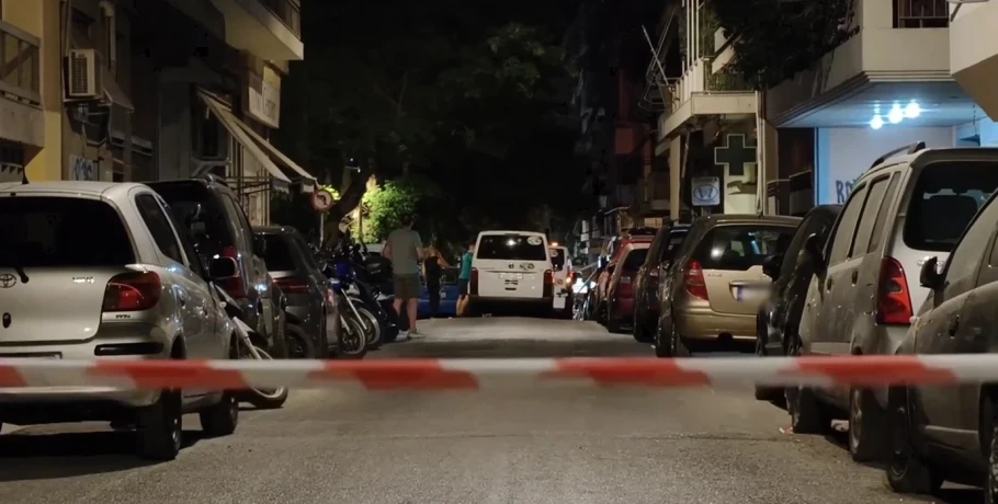 Οι διαμαρτυρίες γειτόνων για την έντονη δυσοσμία στο Παγκράτι και η τυλιγμένη με σεντόνια σορός – Τι εκτιμά η ΕΛ.ΑΣ.