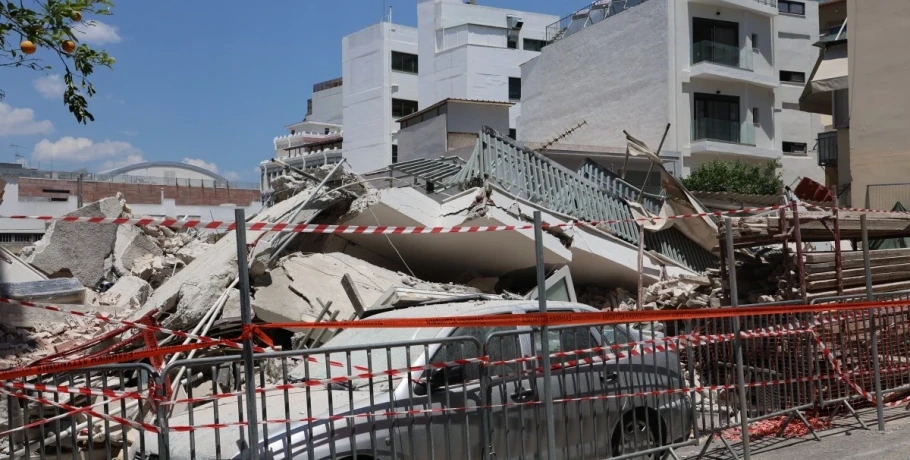 Πετράλωνα: Συνεχίζονται οι έρευνες για την κατάρρευση της πολυκατοικίας - Κλιμάκιο της Πολεοδομίας θα διερευνήσει τα αίτια