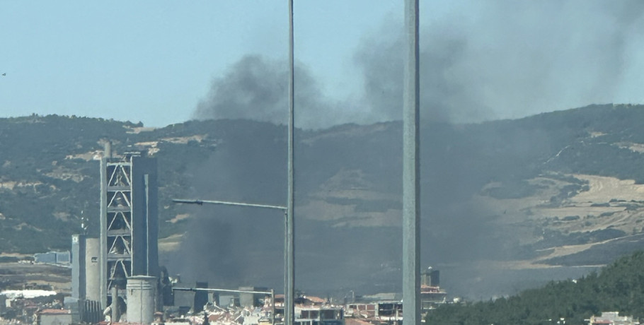 Φωτιά στο Ωραιόκαστρο: Σωτήρια παρέμβαση των ΕΔ για τον Άγιο Παντελεήμονα