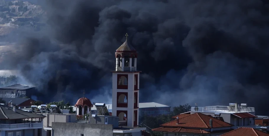 Πόσο επικίνδυνο ήταν το τοξικό νέφος από τη φωτιά στη Θεσσαλονίκη: Έως πού ταξιδεύουν τα σωματίδια, τι λένε οι ειδικοί