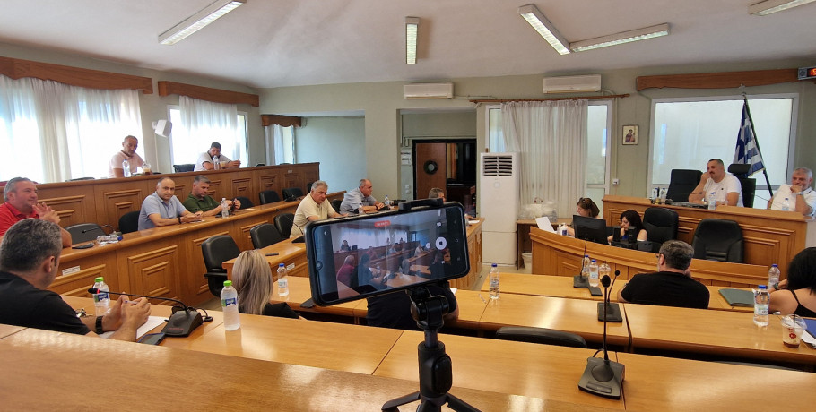 Δημοτικό Συμβούλιο Αλμωπίας: «Άναψε και βρόντηξε» ο Ανέστης Δοβλέτης για τις πολλές απουσίες