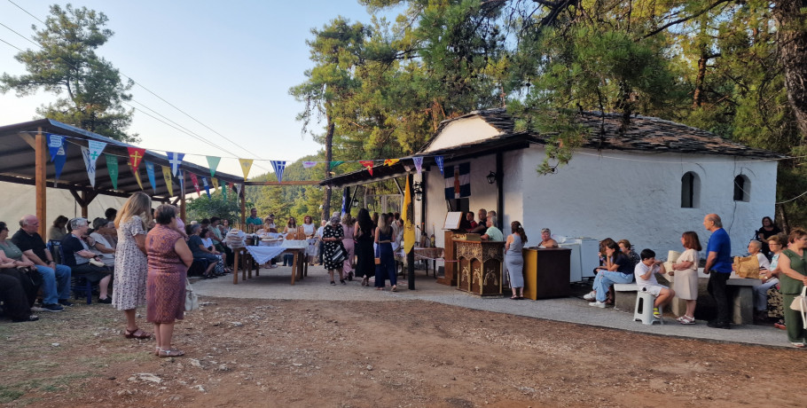 Το γραφικό εξωκλήσι του Αγίου Παντελεήμονα στην Παναγία Θάσου γέμισε πίστη και παράδοση – Πλήθος πιστών και επισκεπτών στον Πανηγυρικό Εσπερινό