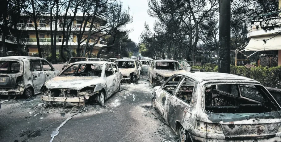 Μάτι, οχτώ χρόνια μετά: Μνήμη, δικαιοσύνη και νέα νομικά μέτωπα για τους συγγενείς