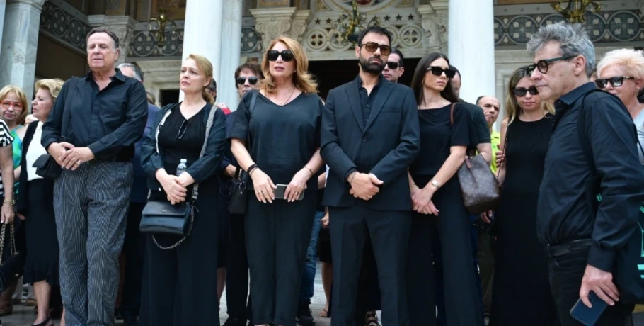 Το τελευταίο χειροκρότημα στη Μάρω Κοντού και οι συγκινητικοί επικήδειοι: «Ο Θεός δημιούργησε ένα πλάσμα αιθέριο, ελεύθερο και μαχητικό»