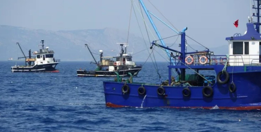Καταστροφική και Παράνομη Αλιεία από 4 Τουρκικές Μηχανότρατες στα Ελληνικά Χωρικά Ύδατα μεταξύ Σάμου, Φούρνων και Πάτμου