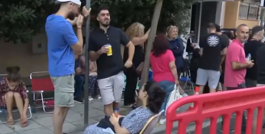 Κοιμήθηκαν έξω από το Α.Τ. Τούμπας στη Θεσσαλονίκη για να εκδώσουν διαβατήριο με την παλαιού τύπου ταυτότητα