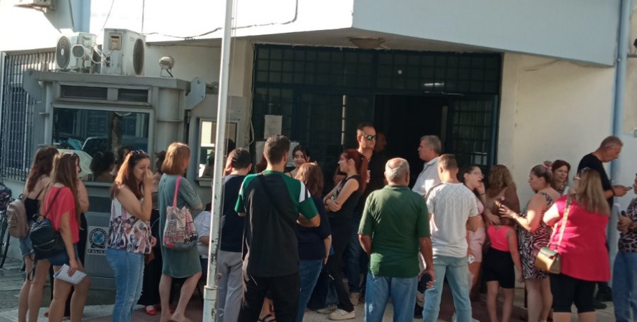 Συνωστισμός στο Αστυνομικό Τμήμα Έδεσσας για νέες ταυτότητες και διαβατήρια – Αυξημένη η προσέλευση λόγω της προθεσμίας