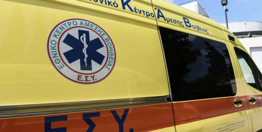 Γυναίκα στο λιμάνι της Άνδρου τραυματίστηκε όταν σχοινί πρόσδεσης πλοίου έσπασε το τζάμι του αυτοκινήτου της