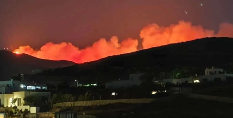 Φωτιά στην Πάρο: Νέα μεγάλη επιχείρηση με εναέρια μέσα και ενισχύσεις – Τέσσερα μηνύματα του 112