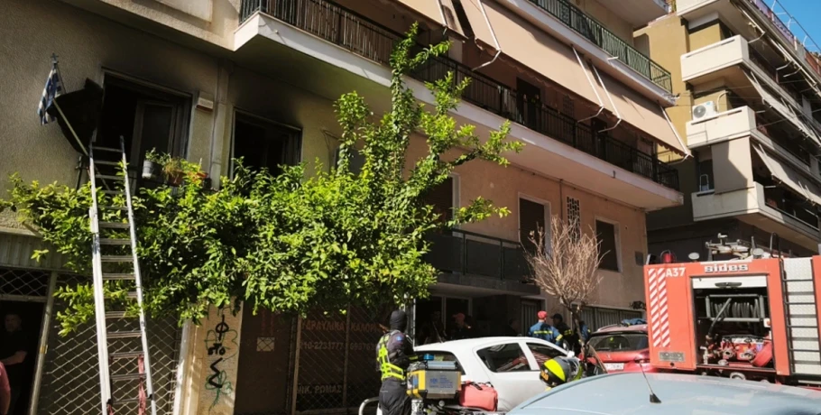 Τραγωδία στα Πατήσια: Νεκρή ηλικιωμένη από φωτιά σε διαμέρισμα, νοσηλεύεται σε πολύ σοβαρή κατάσταση ο σύζυγός της