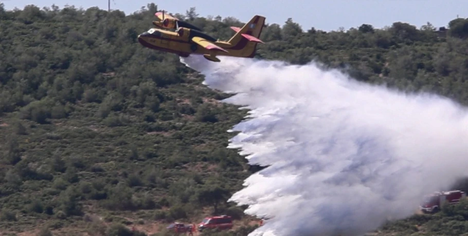 Φωτιά στον Τύρναβο, σηκώθηκαν 4 εναέρια