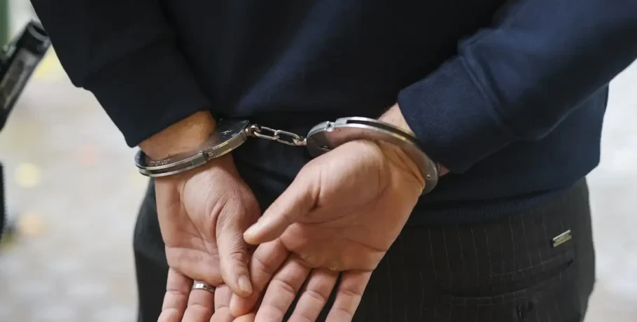 Κως: Χειροπέδες σε 30χρονο γιατί μέθυσε ανήλικη και προσπάθησε να την αποπλανήσει