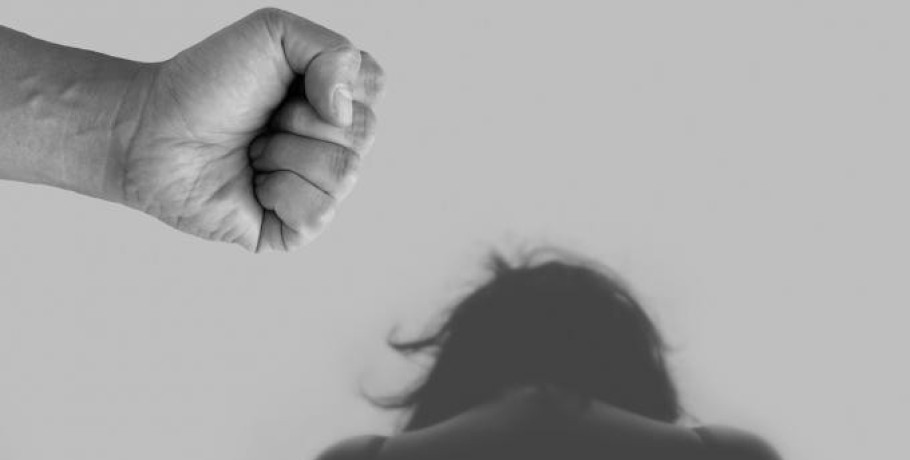 Εντόπισε την πρώην του στην Κρήτη μέσω ενός e-mail και ταξίδεψε από τη Γερμανία για να την ξυλοκοπήσει