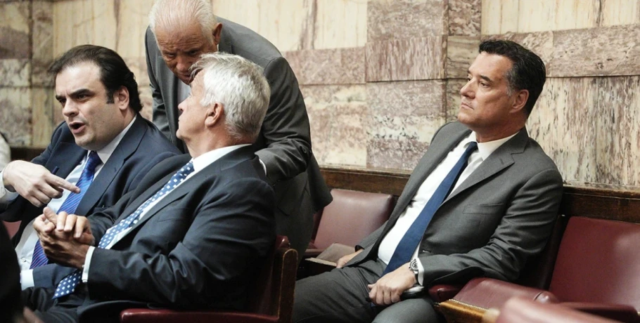 Τα παρασκήνια της ΚΟ της Νέας Δημοκρατίας: Η γαλαρία, οι αγκαλιές, το βιβλίο-μήνυμα και τα πηγαδάκια