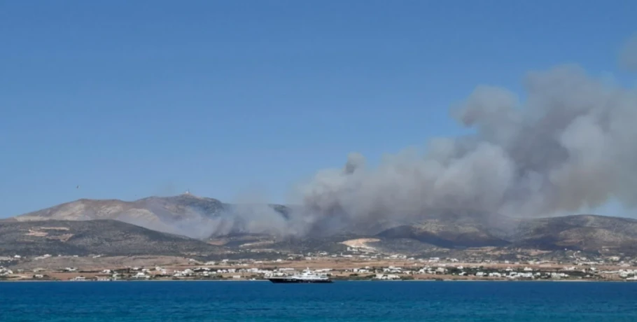 Φωτιά  στην Πάρο: 112 για εκκενώσεις τεσσάρων οικισμών, ενισχύσεις από Αθήνα και Σύρο