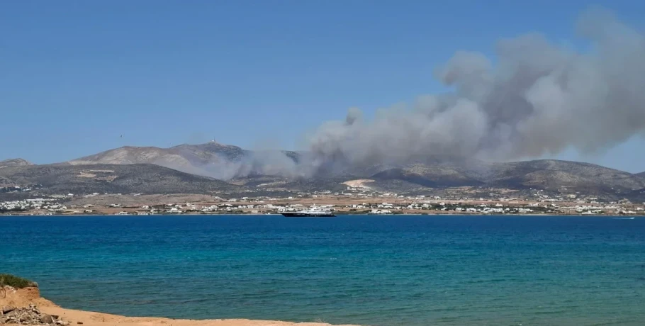 Βελτιωμένη η εικόνα της φωτιάς στην Πάρο -Σε επιφυλακή η Πυροσβεστική ενόψει της ενίσχυσης των ανέμων